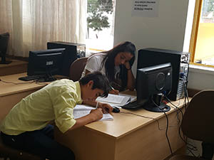 Öğrenciler Ders Çalışırken